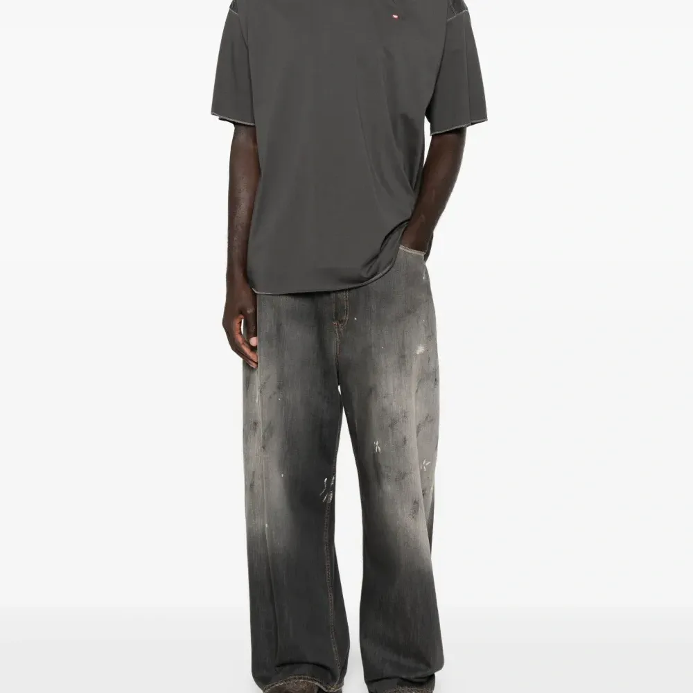 Футболка с декоративной строчкой Футболка с декоративной строчкой