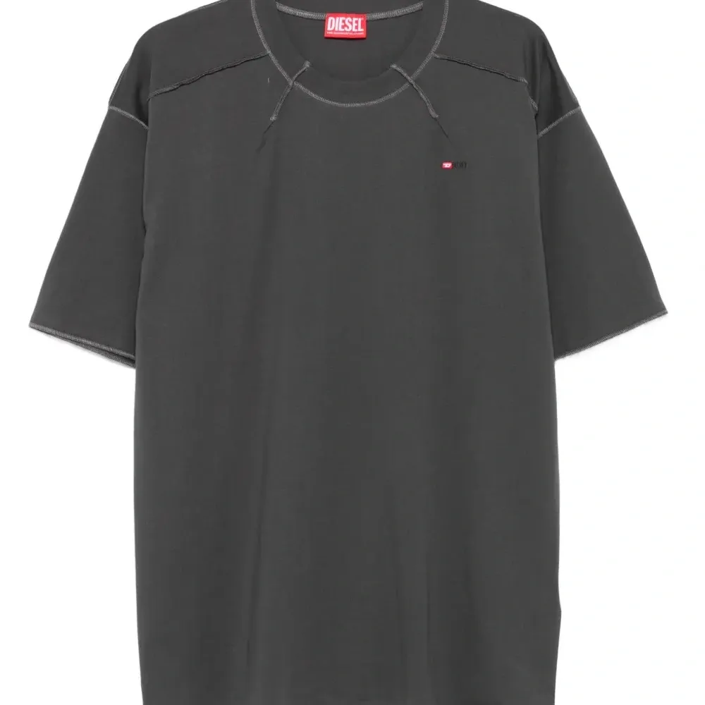 Футболка с декоративной строчкой Футболка с декоративной строчкой