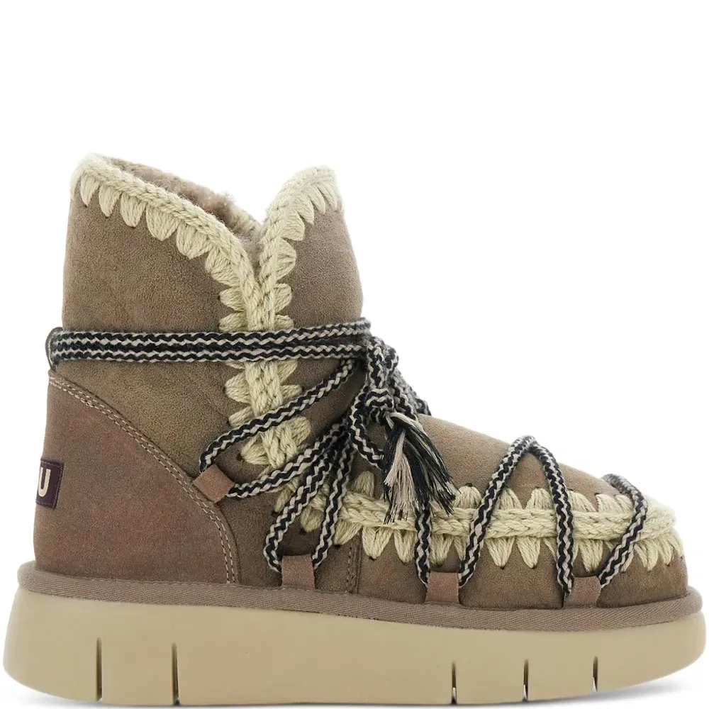 Ботинки на шнуровке с отделкой в технике роше