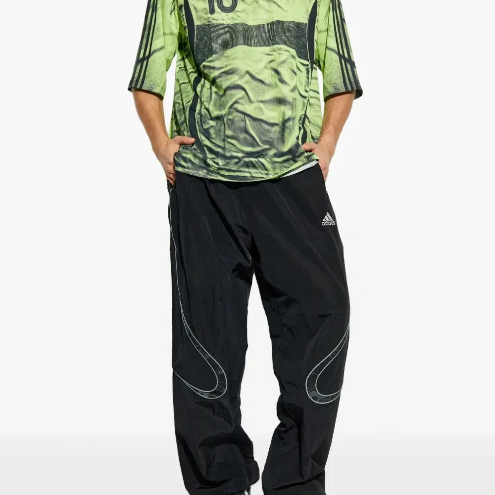 Футболка с логотипом