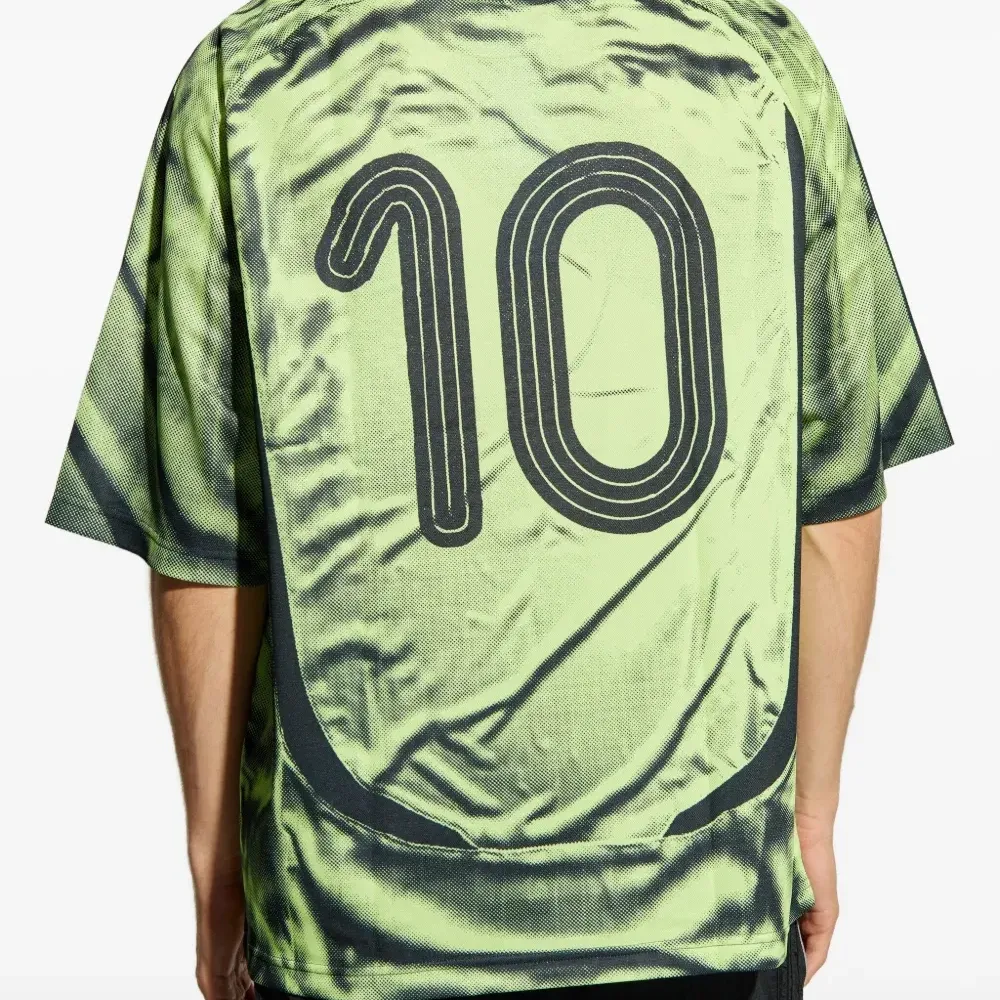 Футболка с логотипом