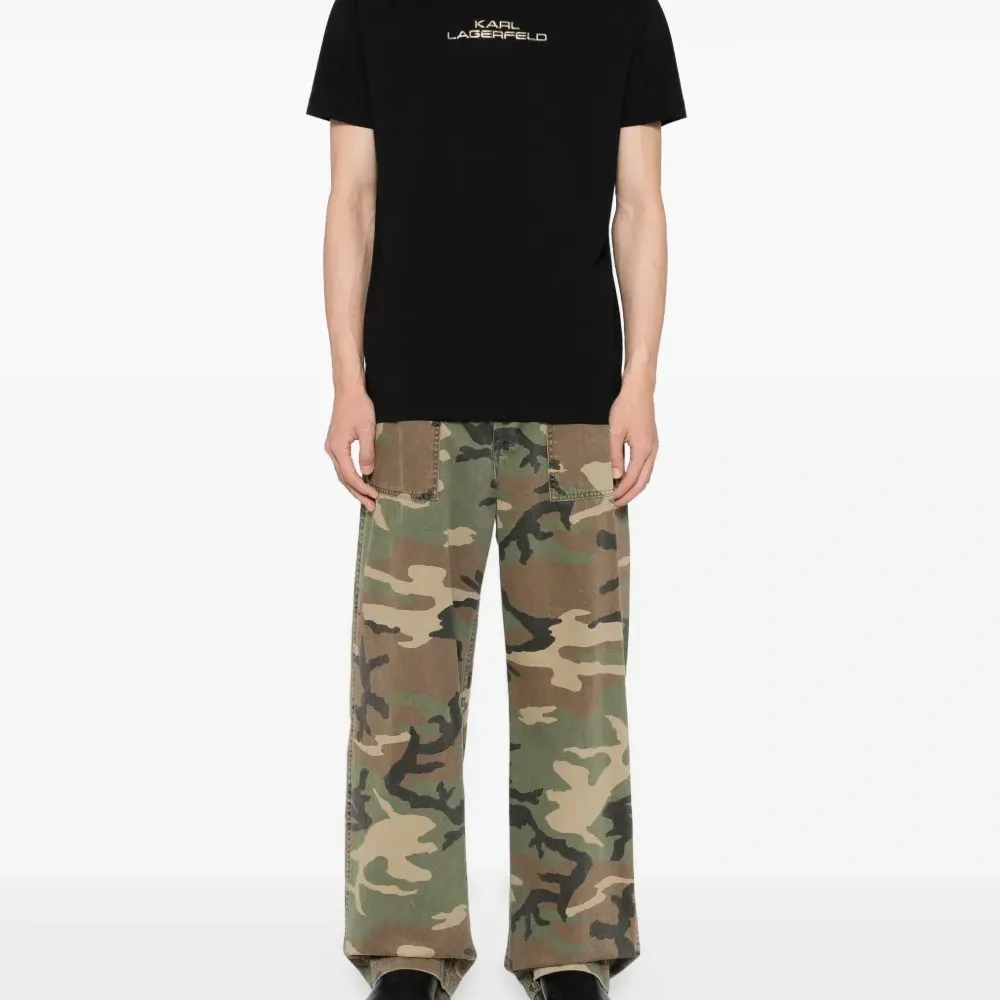 Футболка с тисненым логотипом