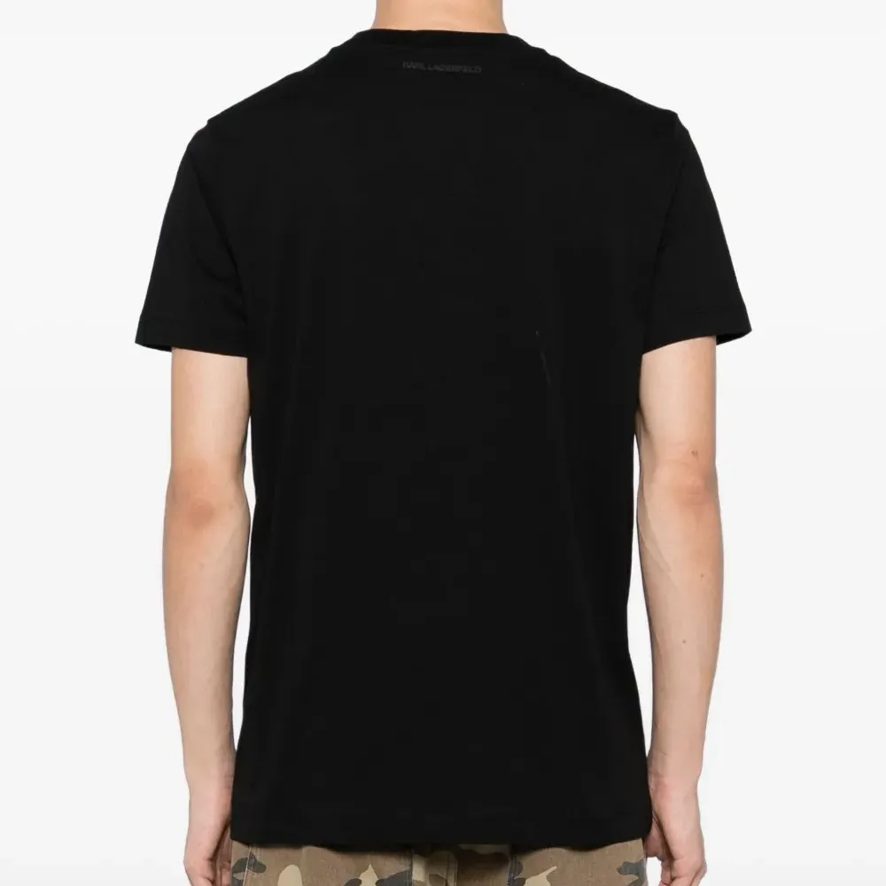 Футболка с тисненым логотипом