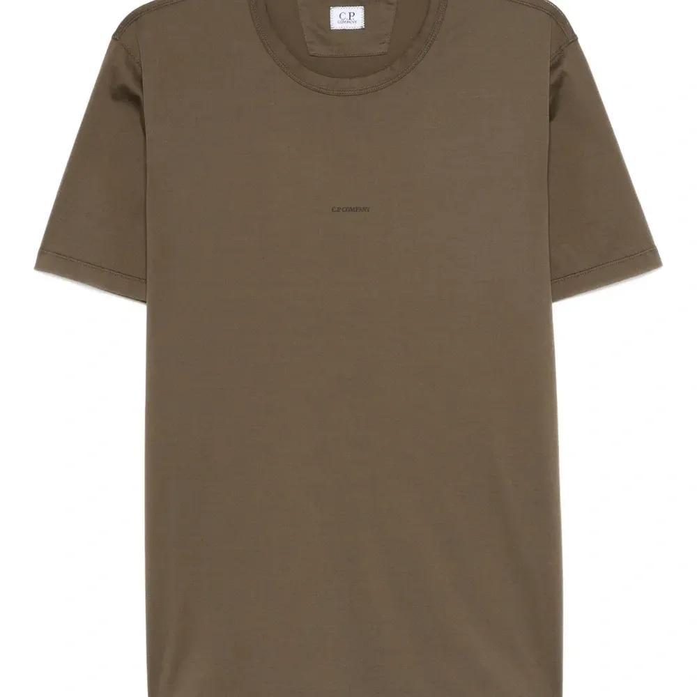 Футболка с вышитым логотипом