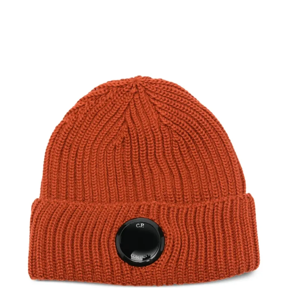 Вязаная шапка с линзой