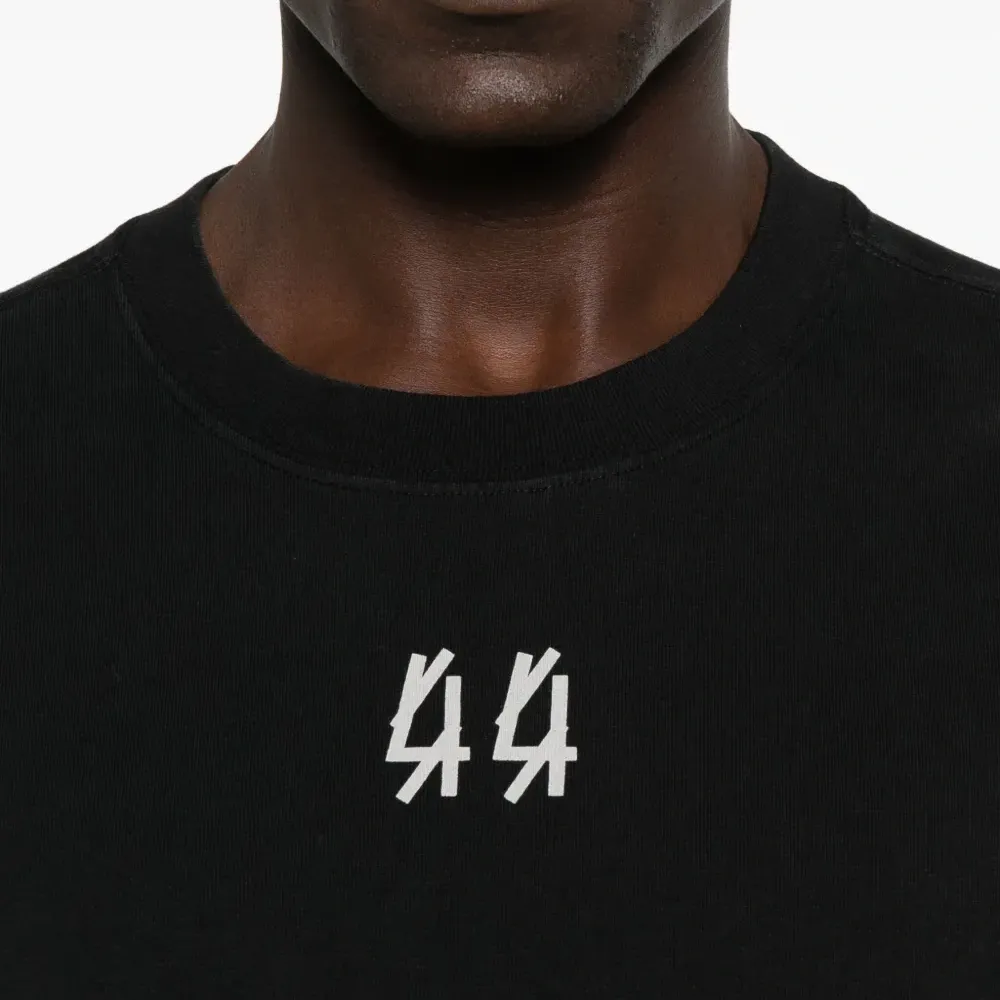 Футболка с вышитым логотипом