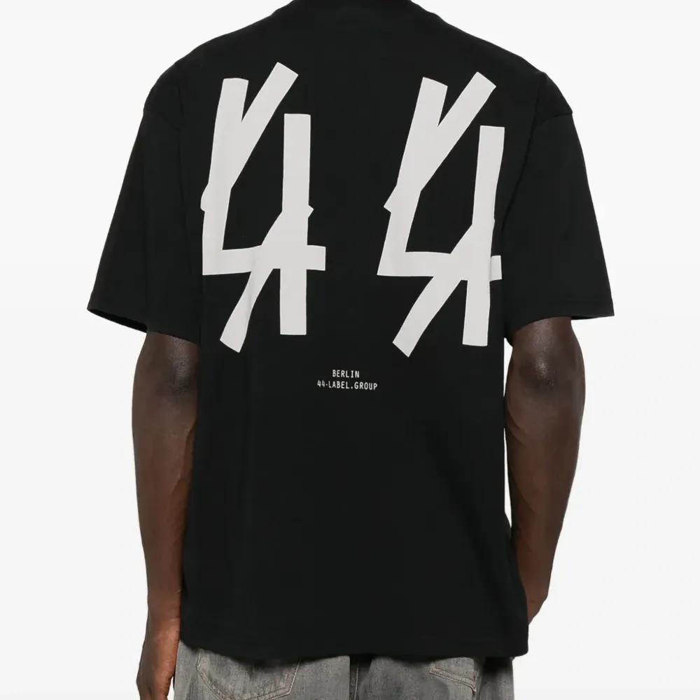 Футболка с вышитым логотипом