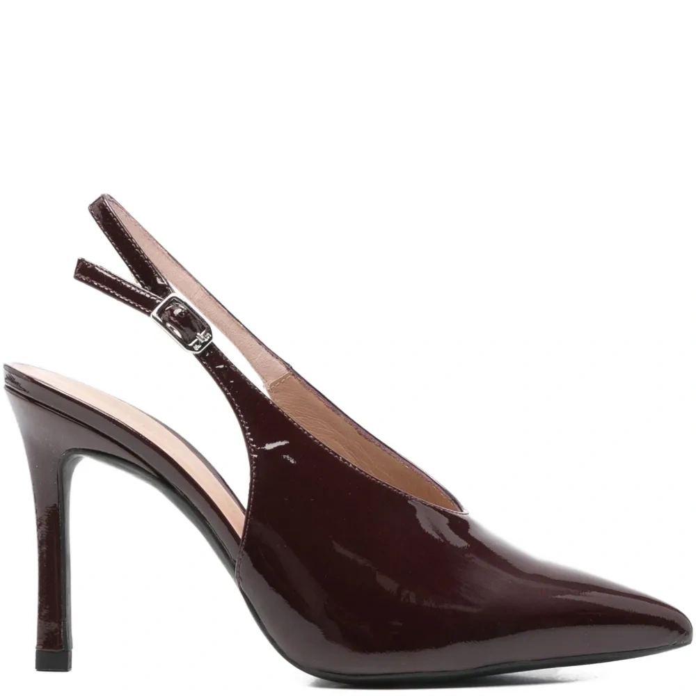 Туфли с заостренным носком и ремешком на пятке