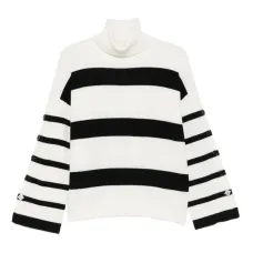 Полосатый свитер с высоким воротником