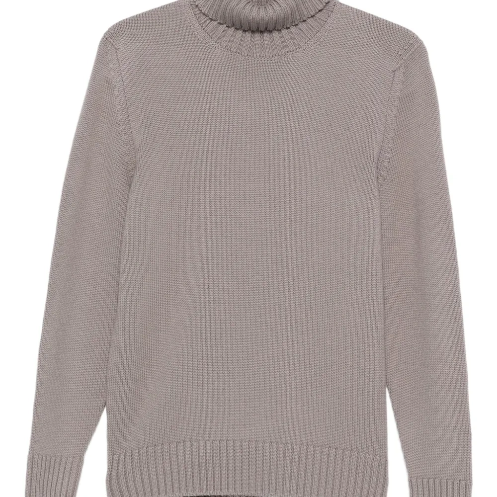 Свитер с высоким воротником