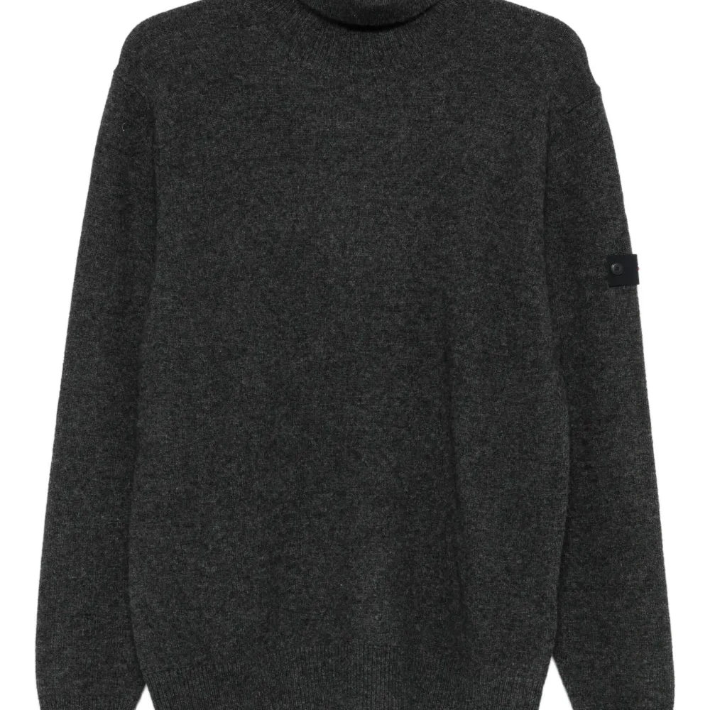 Свитер с высоким воротником