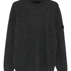 Свитер с высоким воротником