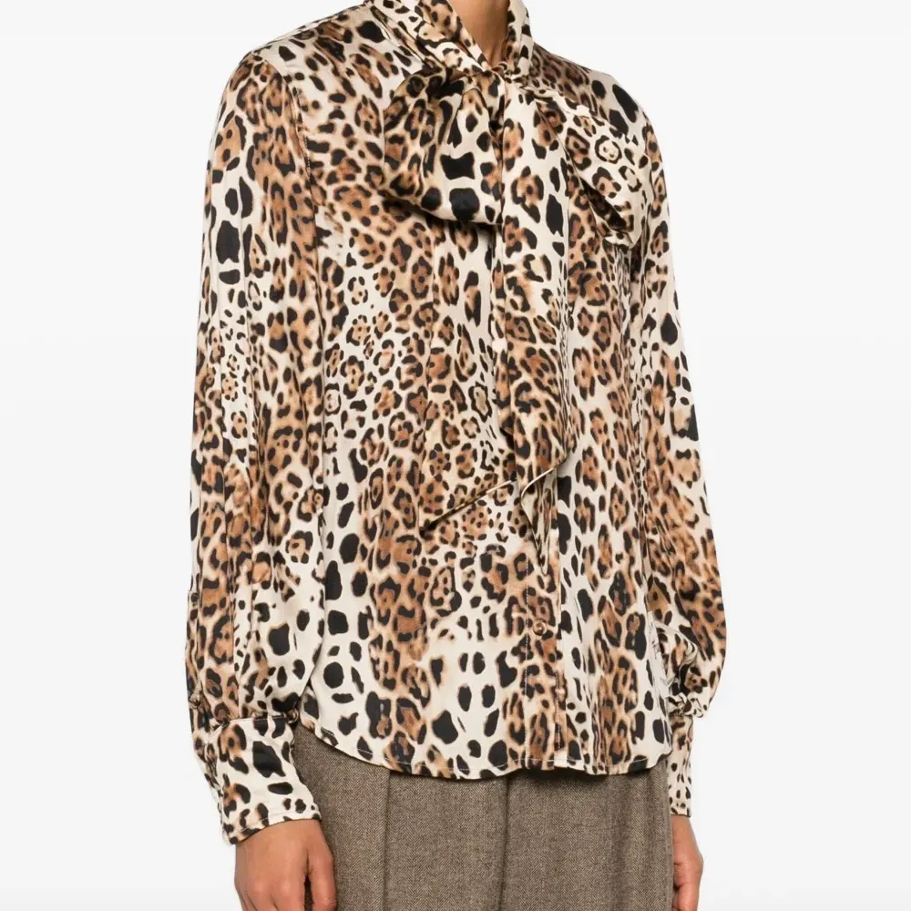 Рубашка с леопардовым принтом и завязками
