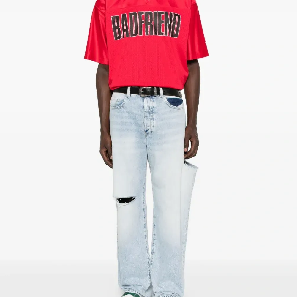 Футболка с V-образным вырезом