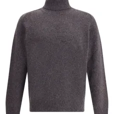 Свитер с высоким воротником