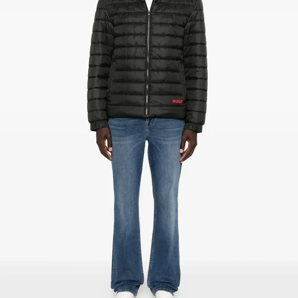 Пуховик с вышитым логотипом