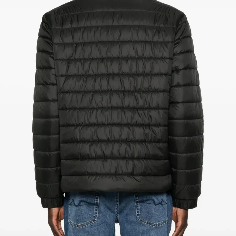 Пуховик с вышитым логотипом