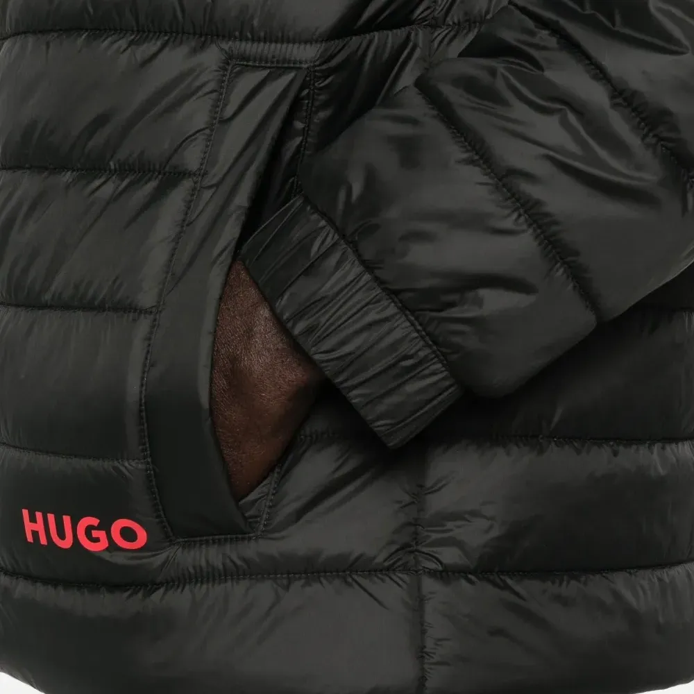 Пуховик с вышитым логотипом