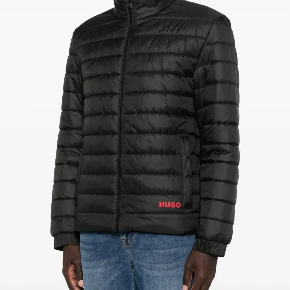 Пуховик с вышитым логотипом