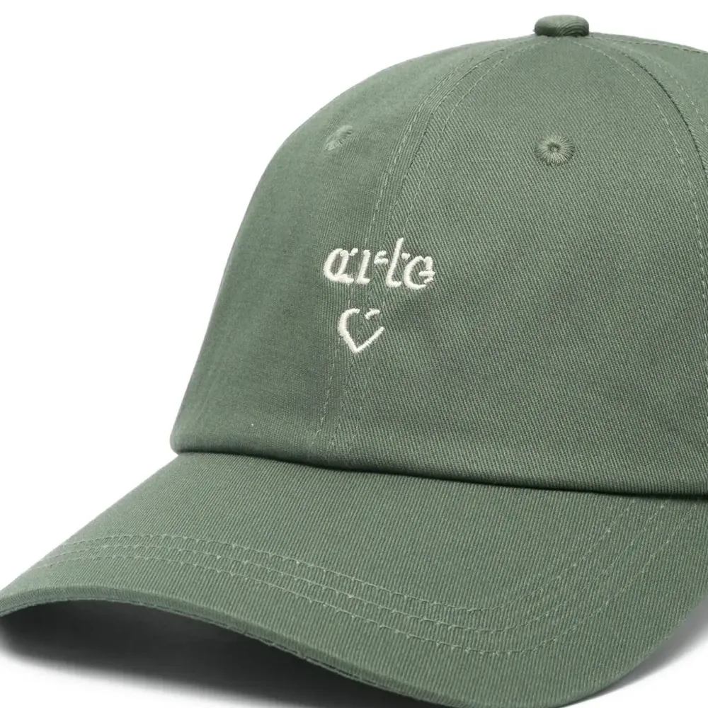 Бейсболка с вышитым логотипом