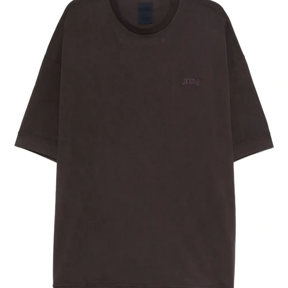 Футболка с вышитым логотипом