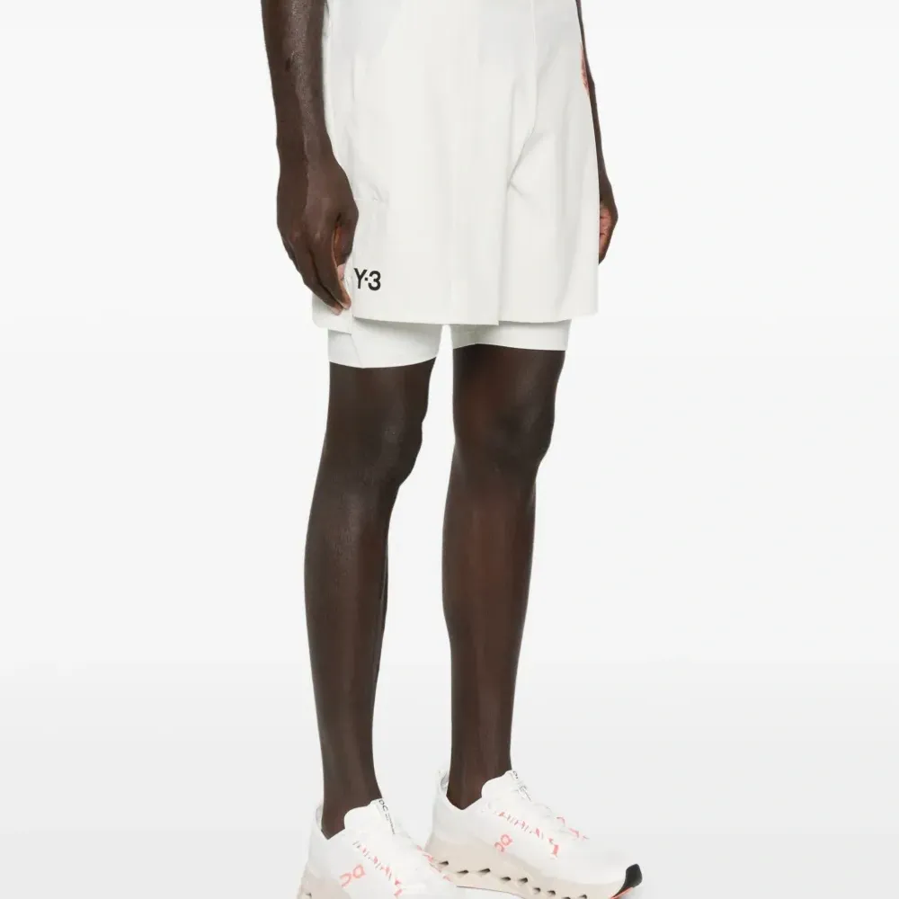 Спортивные шорты с абстрактным принтом Спортивные шорты с абстрактным принтом