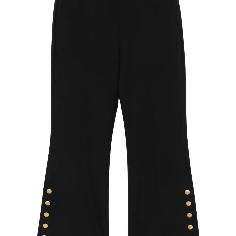 Расклешенные брюки с пуговицами