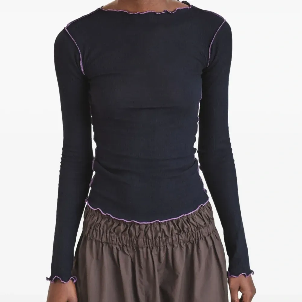 Футболка с длинными рукавами и оборкой по краю