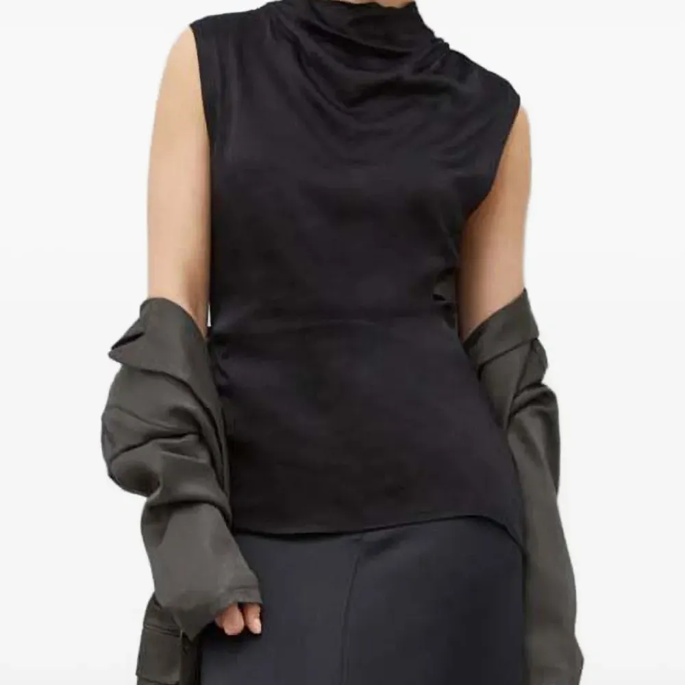 Топ с воротником-хомутом