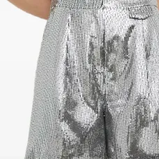 Шорты, украшенные пайетками