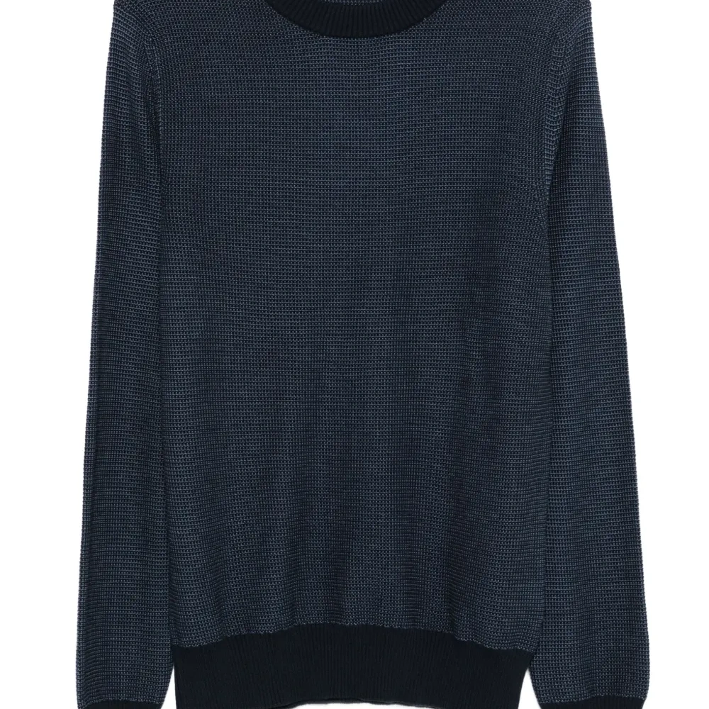 Свитер с круглым вырезом