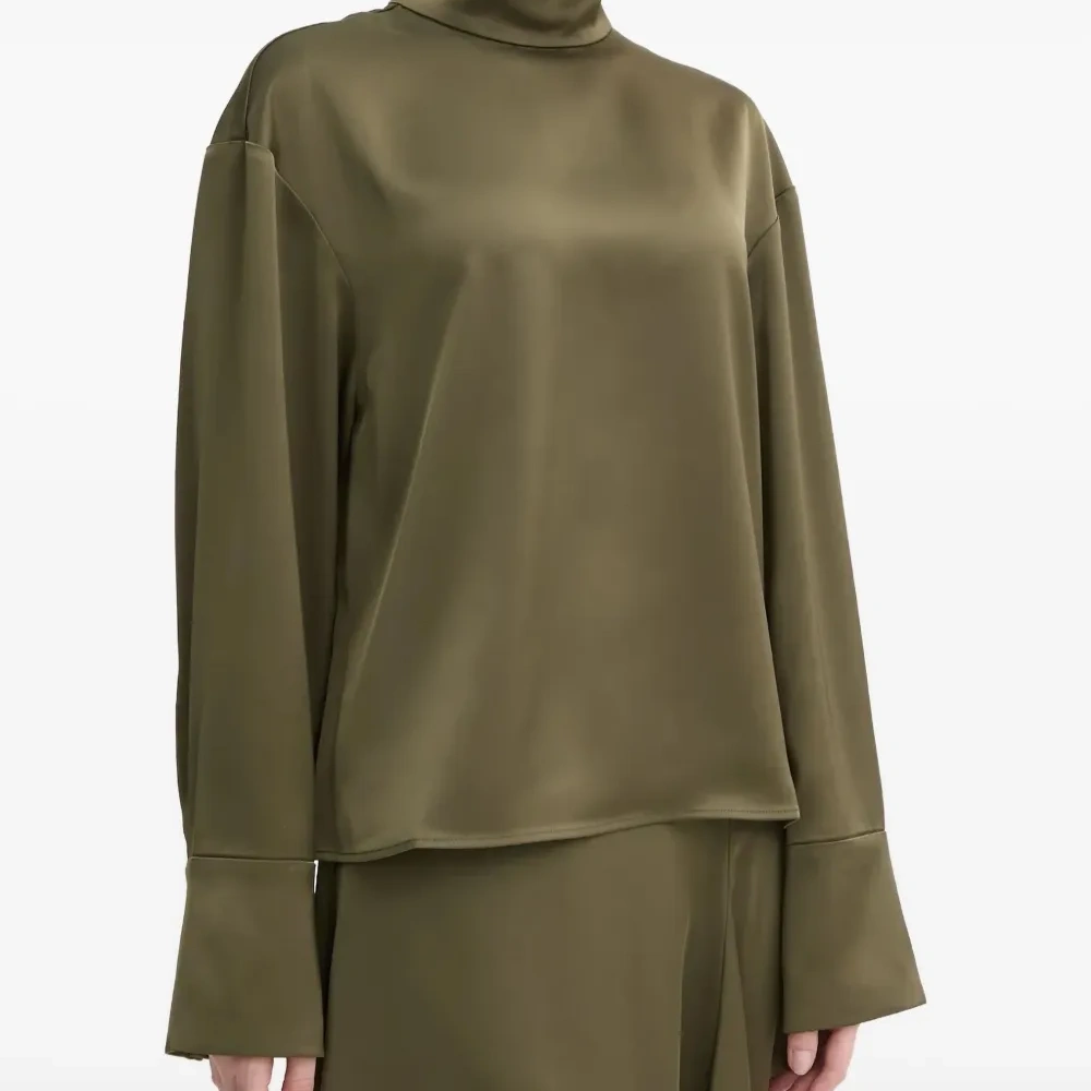 Блуза с высоким воротником