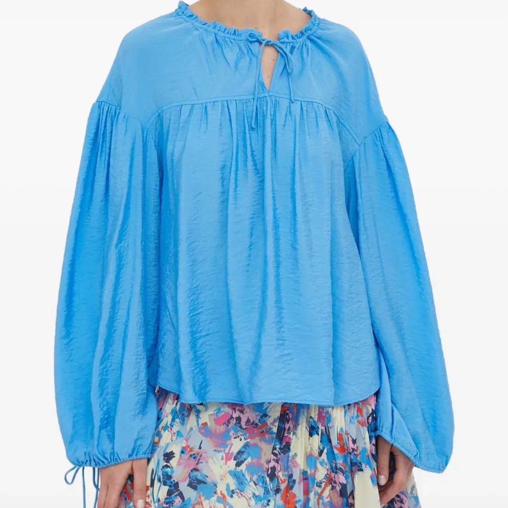 Блузка с завязками и оборками