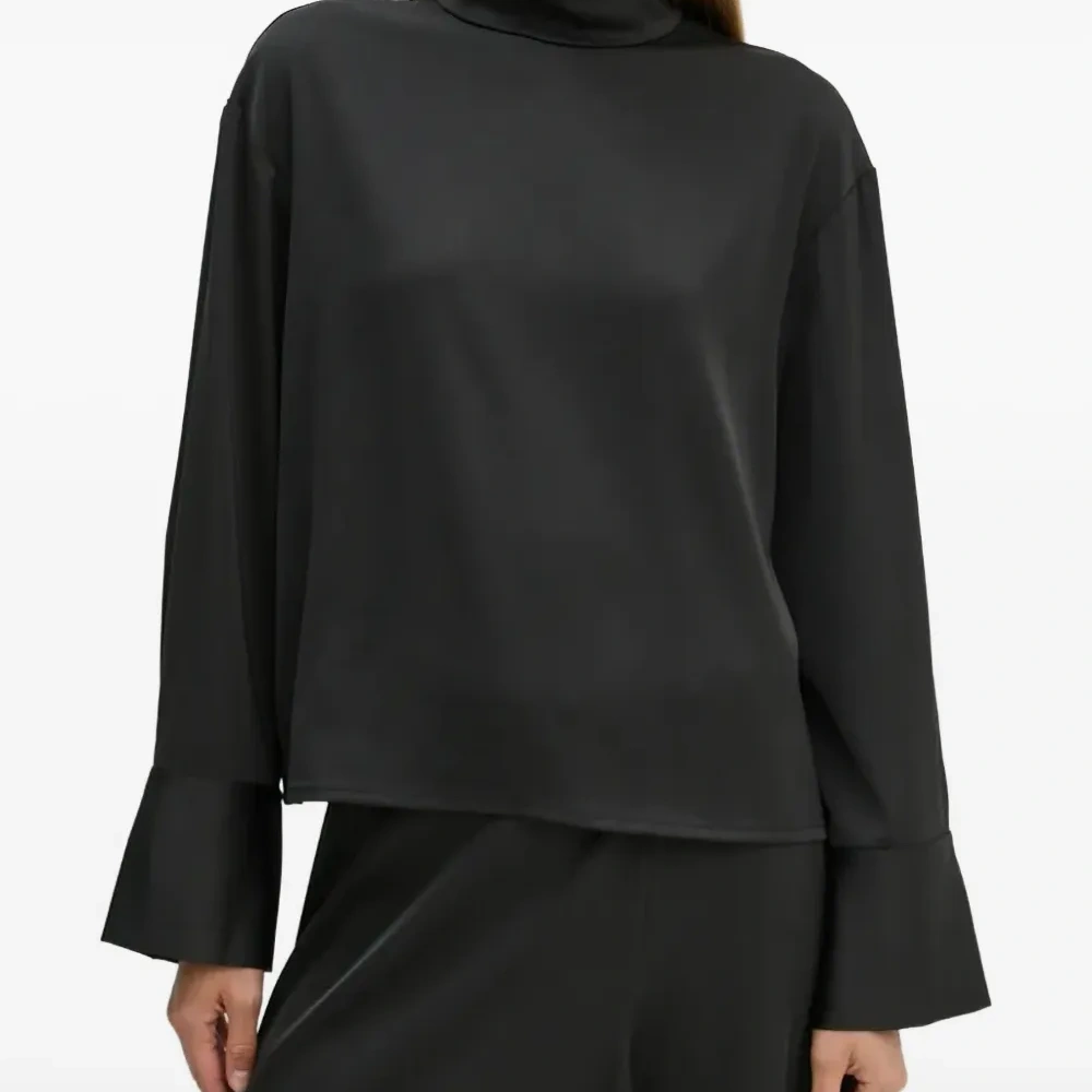 Блуза с высоким воротником