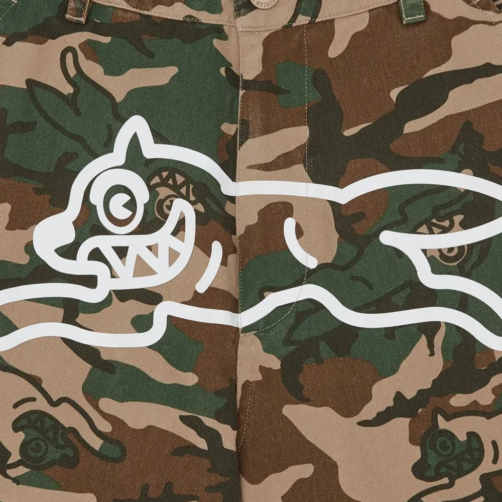 Брюки с камуфляжным принтом и логотипом