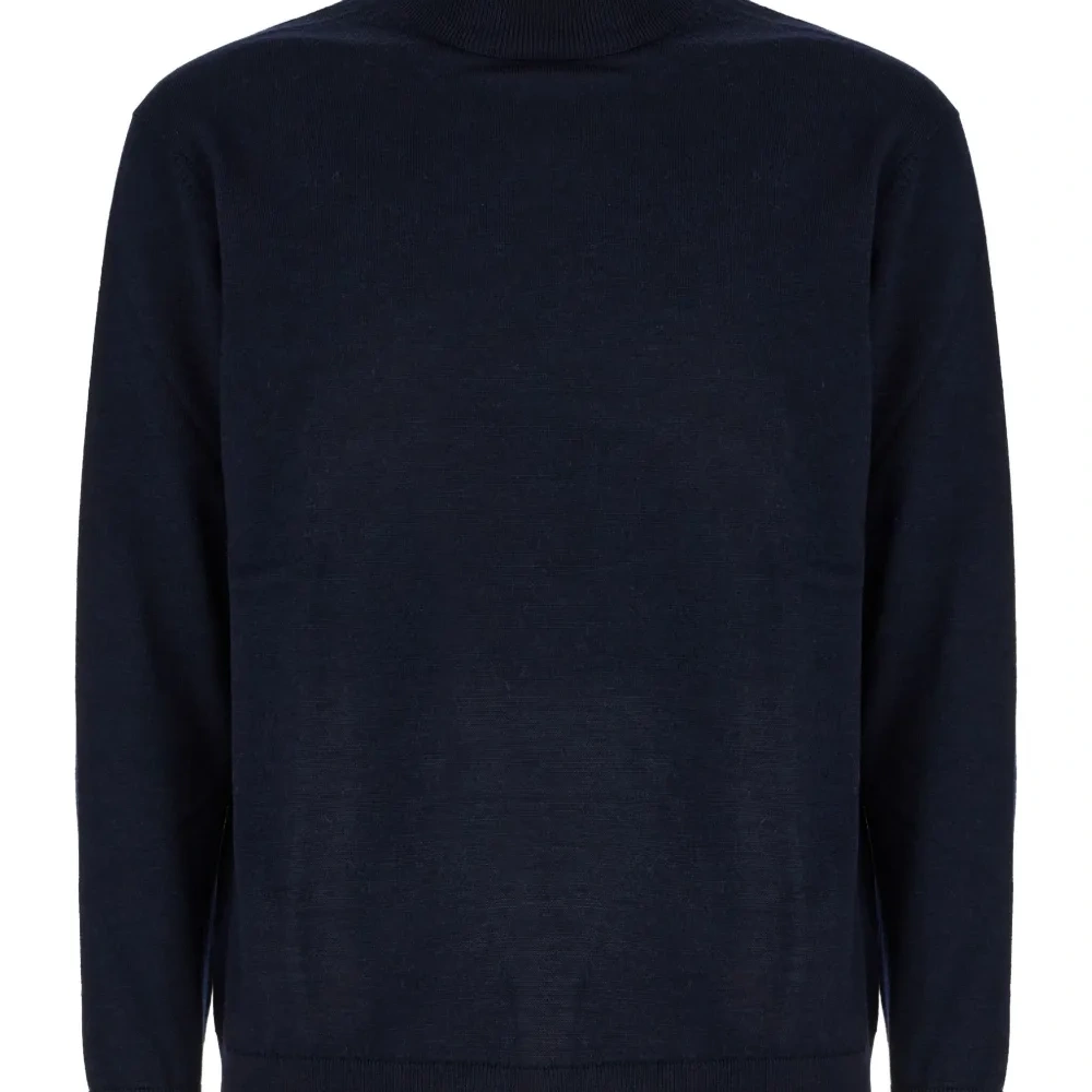 Шерстяной свитер с высоким воротником