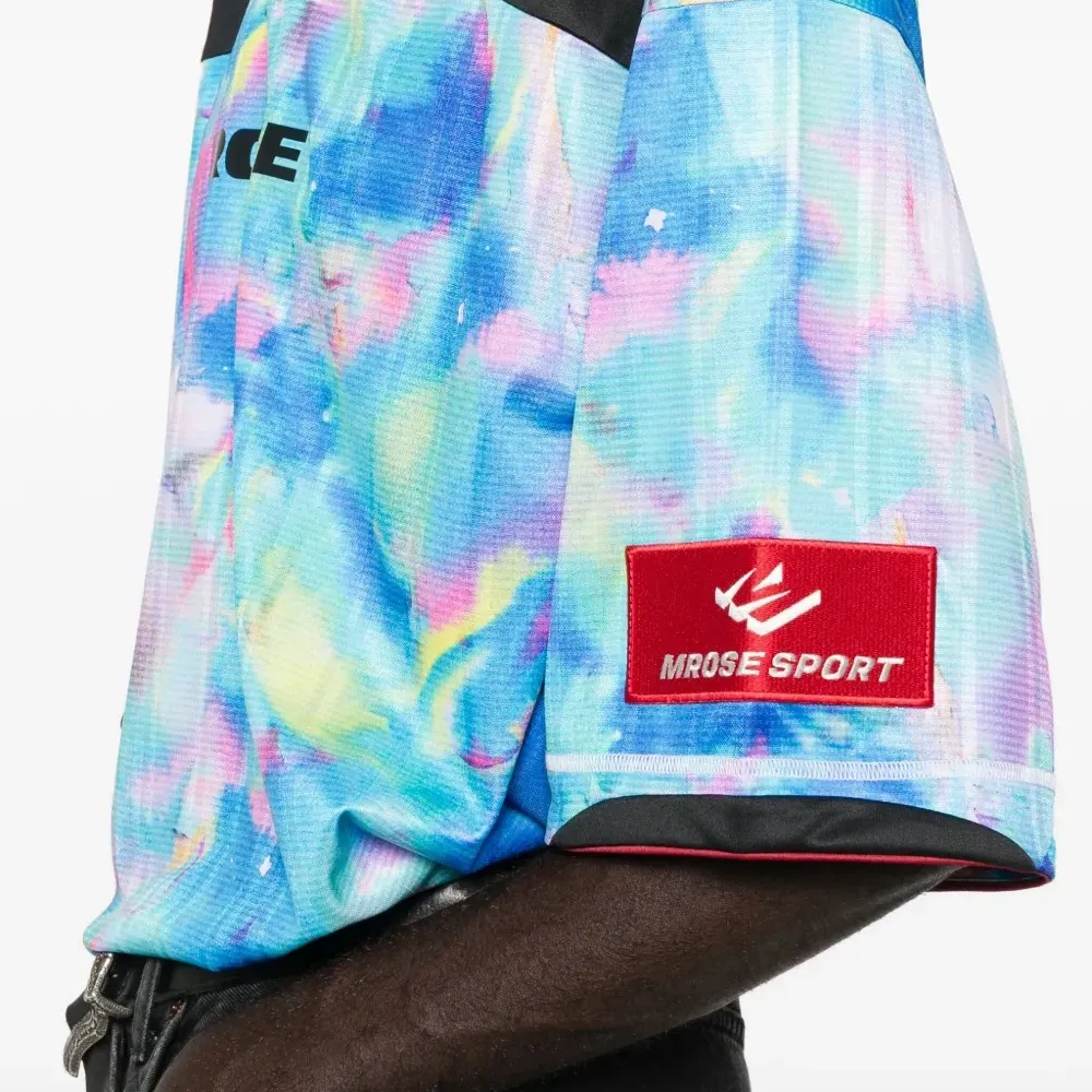 Футболка с V-образным вырезом и принтом