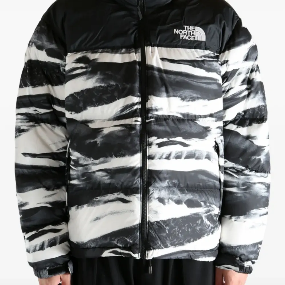 Пуховик с принтом в виде волн Пуховик с принтом в виде волн