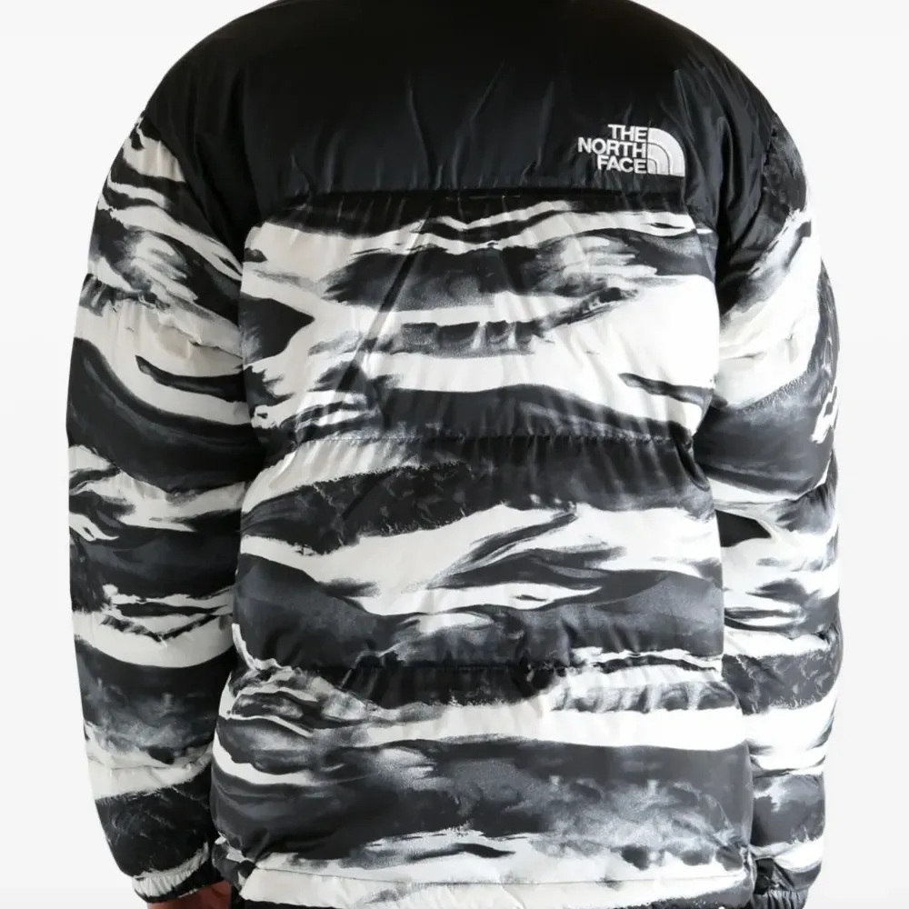 Пуховик с принтом в виде волн Пуховик с принтом в виде волн