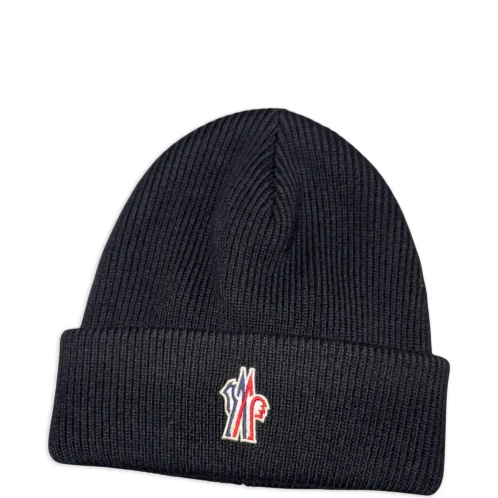 Кепка с вышитым логотипом