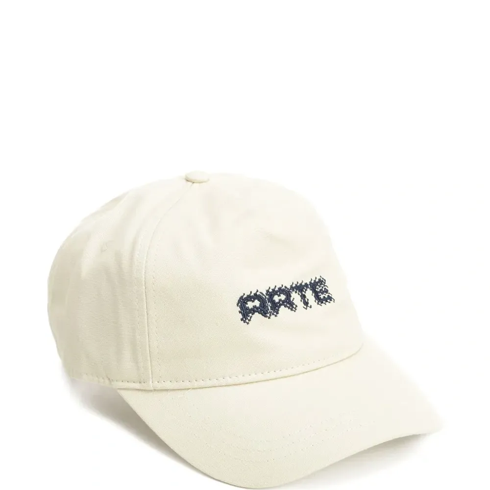 Бейсболка с вышитым логотипом