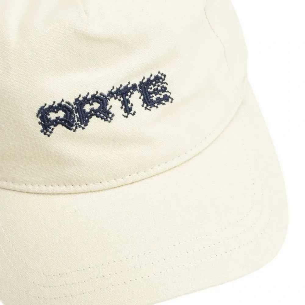 Бейсболка с вышитым логотипом