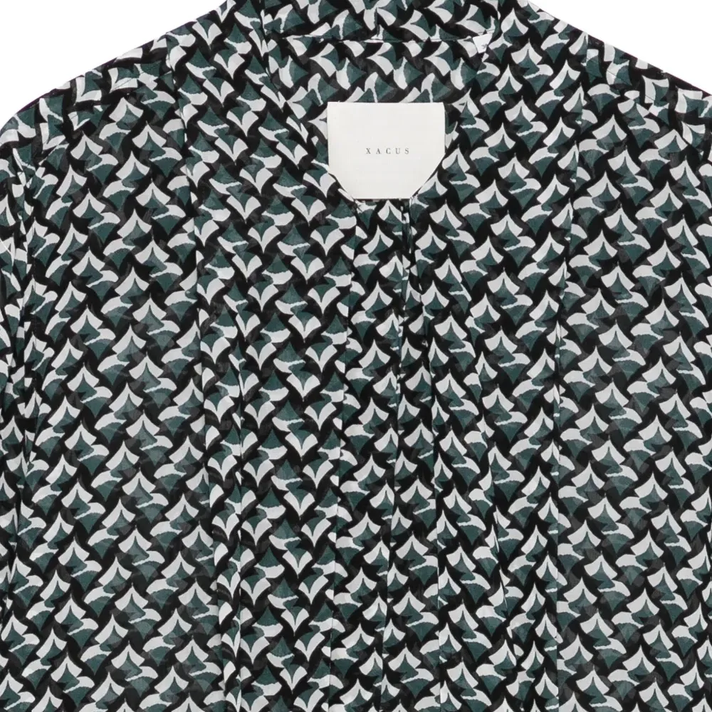 Блузка с геометрическим принтом и завязкой на шее