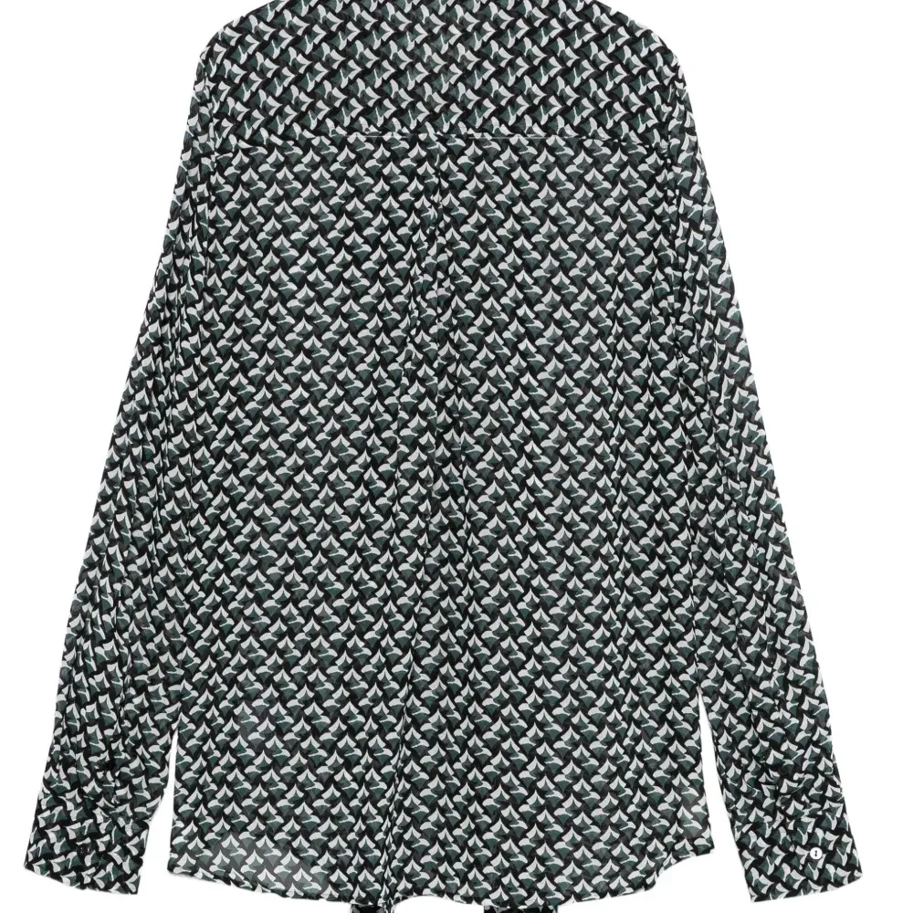 Блузка с геометрическим принтом и завязкой на шее