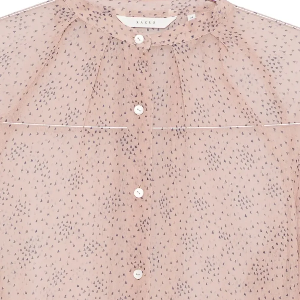 Блузка с застежкой на пуговицы и принтом в виде треугольников