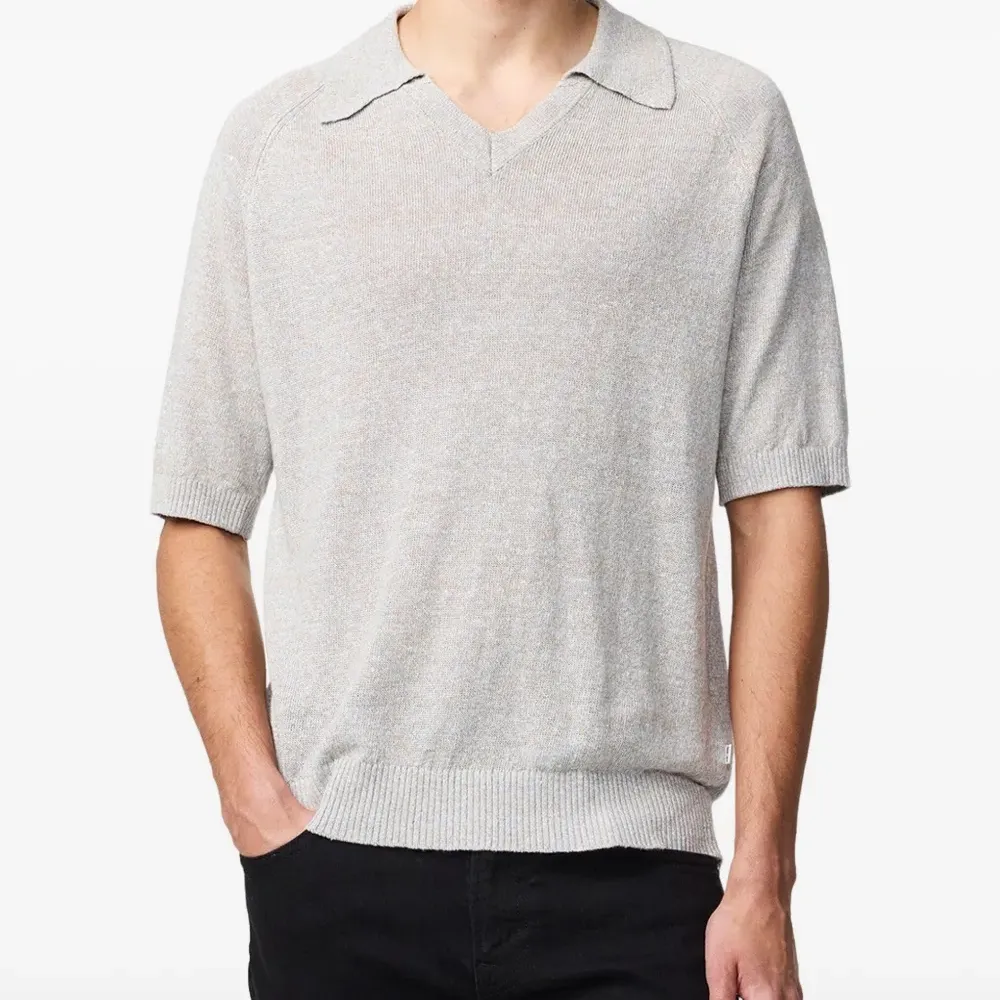 Футболка с V-образным вырезом Футболка с V-образным вырезом