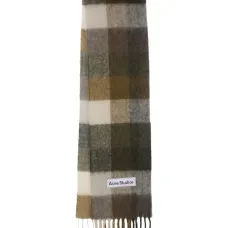 Шарф с нашивкой-логотипом