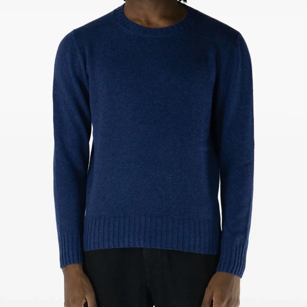 Свитер с круглым вырезом