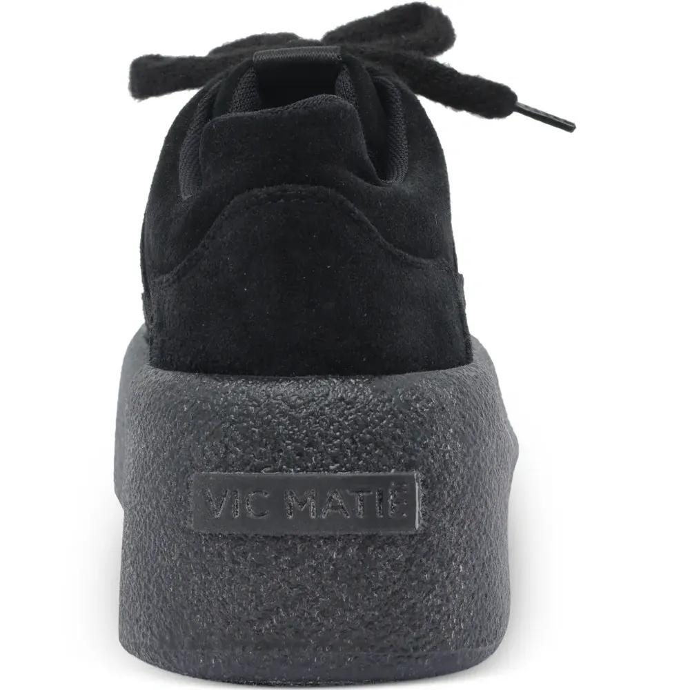 Замшевые кроссовки с круглым носом