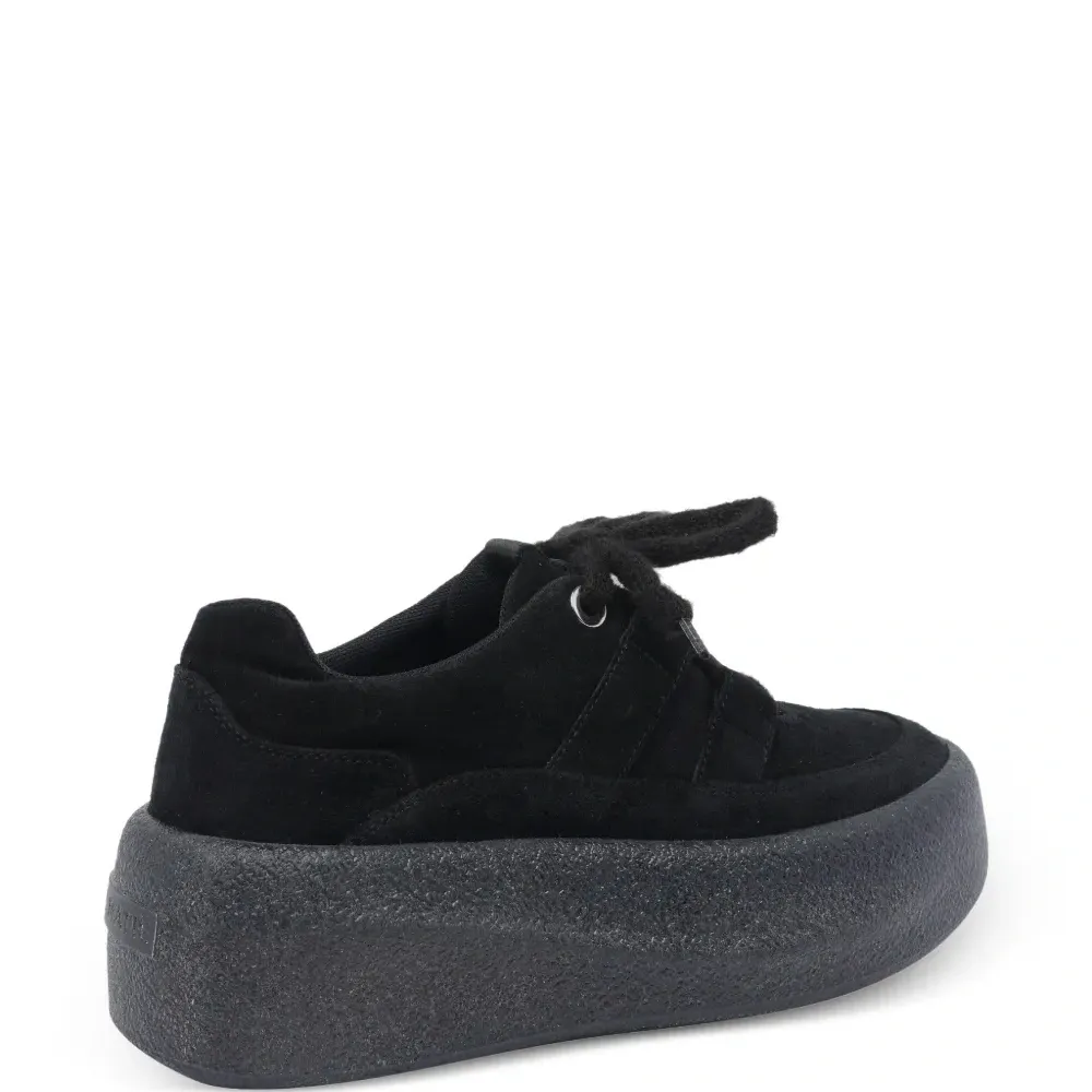 Замшевые кроссовки с круглым носом